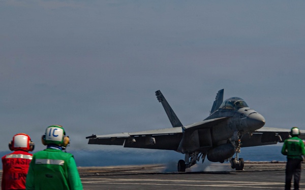 Ike conducts flight deck certification in Atlantic Ocean