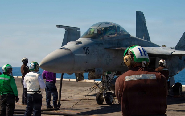 Ike conducts flight deck certification in Atlantic Ocean