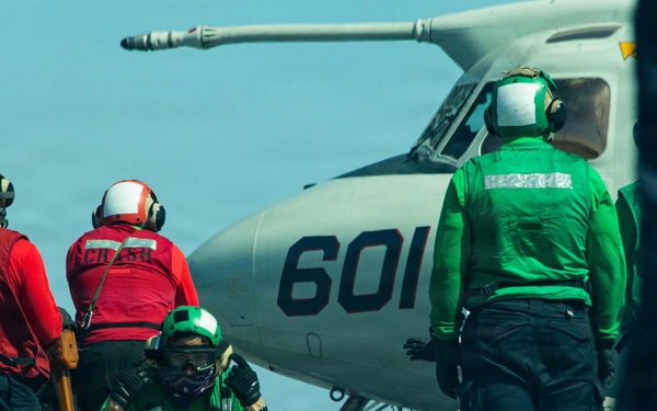 Ike conducts flight deck certification in Atlantic Ocean