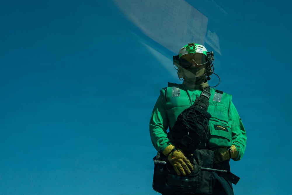 Ike conducts flight deck certification in Atlantic Ocean