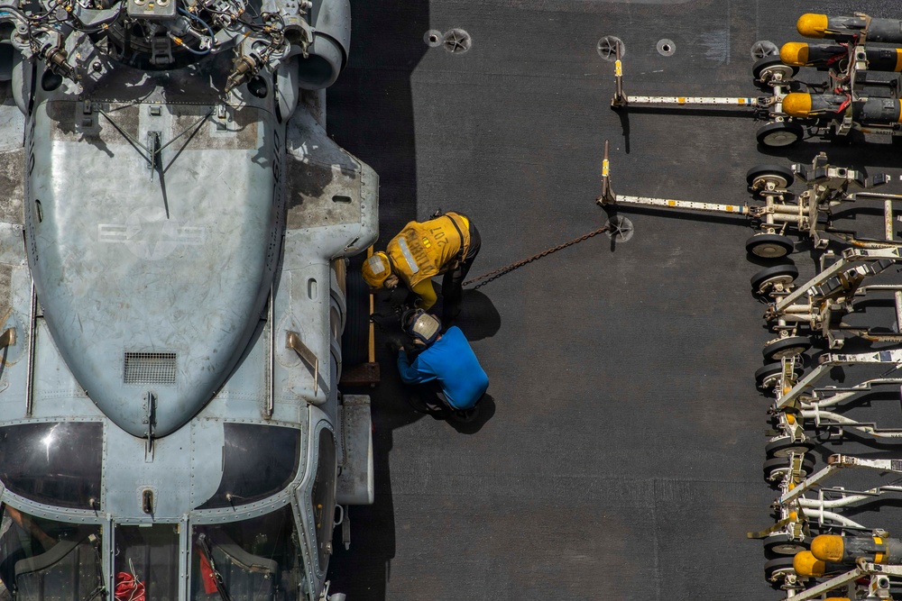 Abraham Lincoln Conducts Maintenance on the Flight Deck