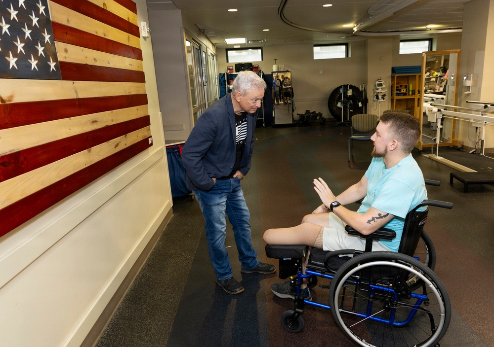 Gary Sinise visits Walter Reed and USO