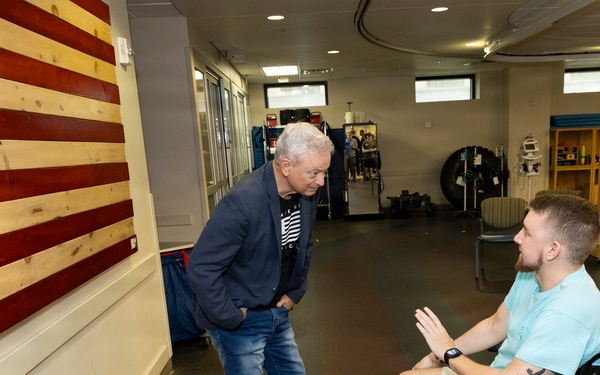 Gary Sinise visits Walter Reed and USO