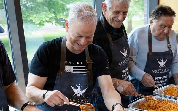 Gary Sinise visits Walter Reed and USO