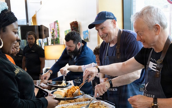 Gary Sinise visits Walter Reed and USO