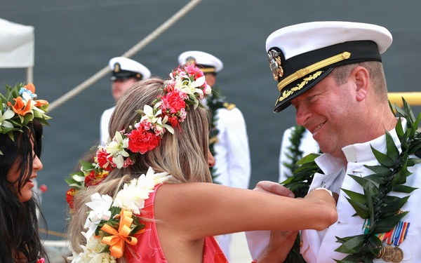 USS Daniel Inouye Holds Change of Command Ceremony