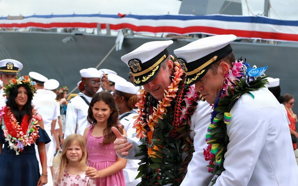 USS Daniel Inouye Holds Change of Command Ceremony