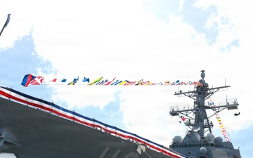 USS Daniel Inouye Holds Change of Command Ceremony