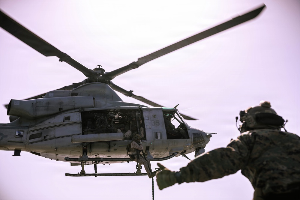 31st MEU | Maritime Raid Force Fast Roping