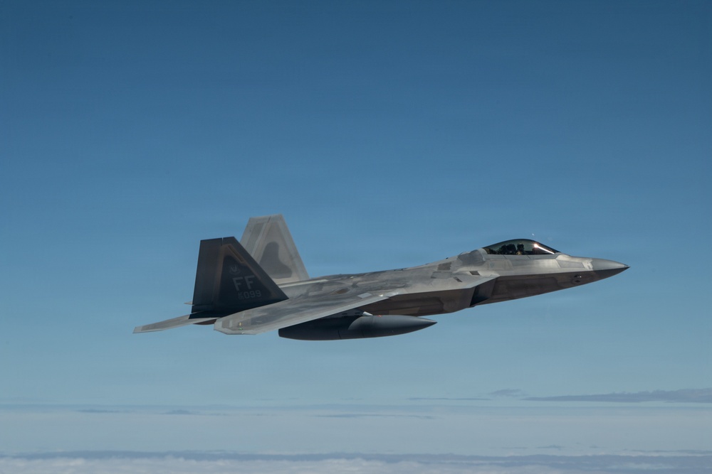 KC-135 refuels F-22s