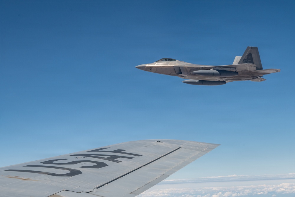 KC-135 refuels F-22s