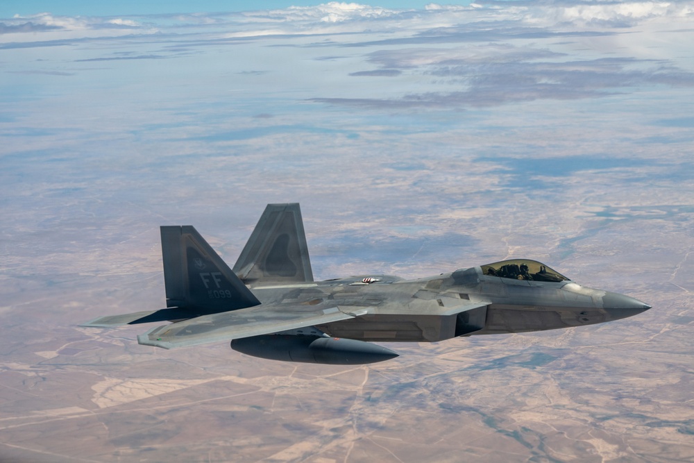 KC-135 refuels F-22s