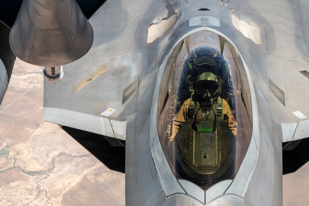 KC-135 refuels F-22s