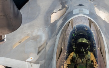 KC-135 refuels F-22s