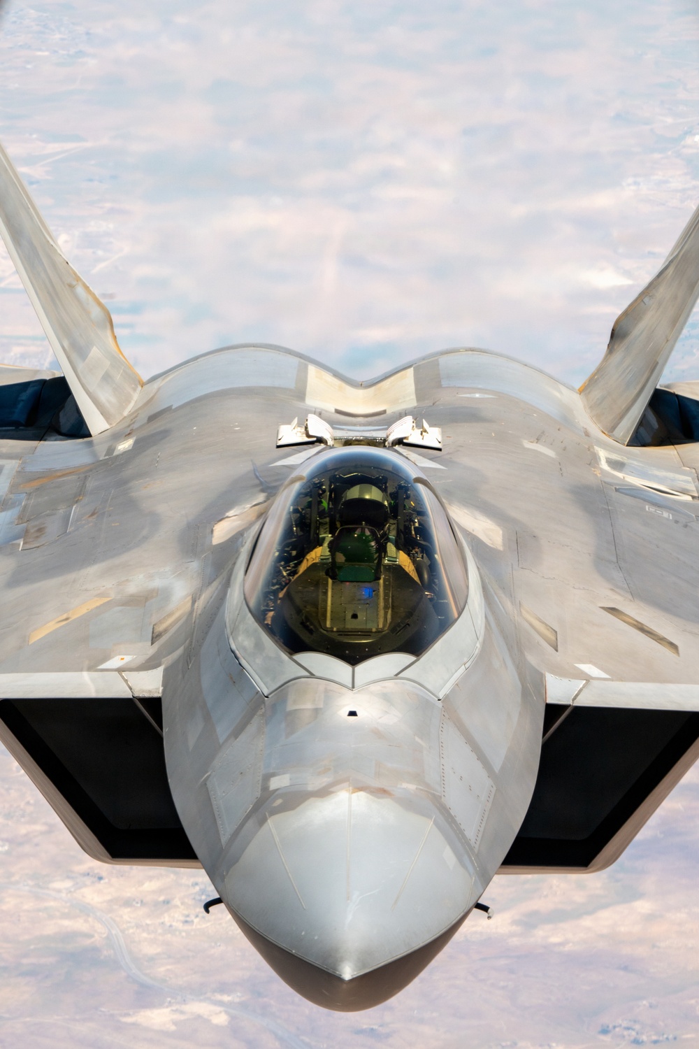 KC-135 refuels F-22s