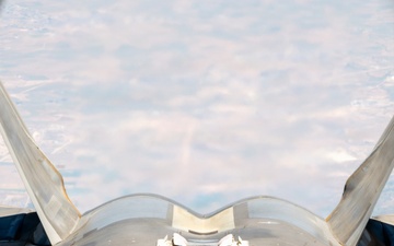 KC-135 refuels F-22s