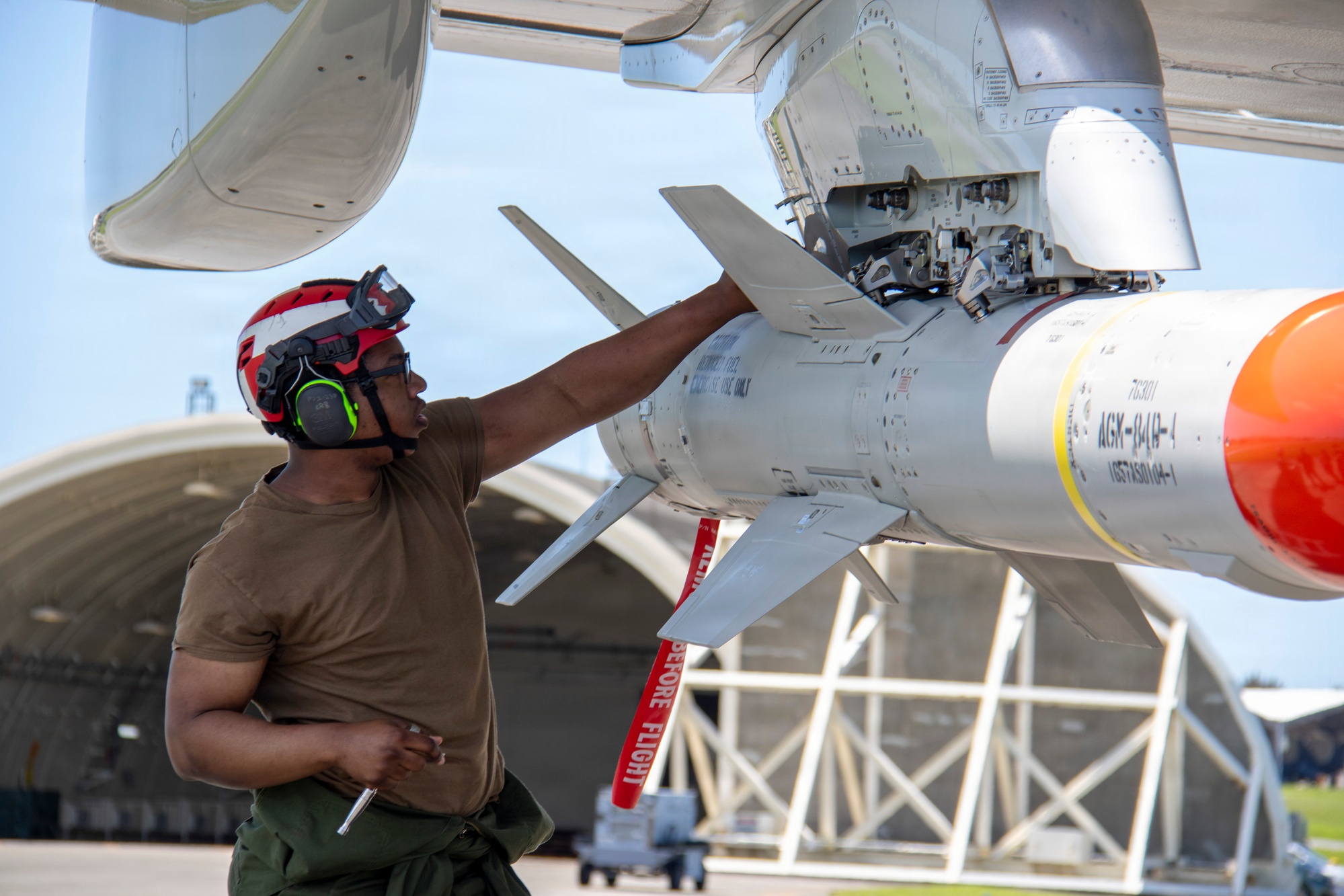 【地蔵】aimed forces manufacturer DVIDS - Images - Preflight Inspection [Image 4 of 14]