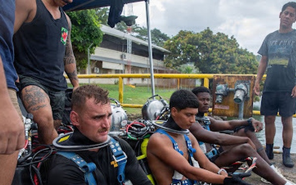 U.S. Army and ACP Divers Conduct Combined Underwater Training