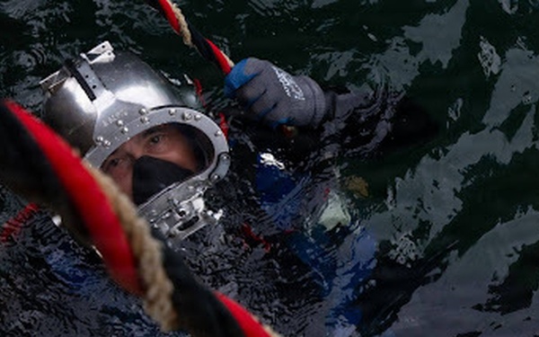 U.S. Army and ACP Divers Conduct Combined Underwater Training