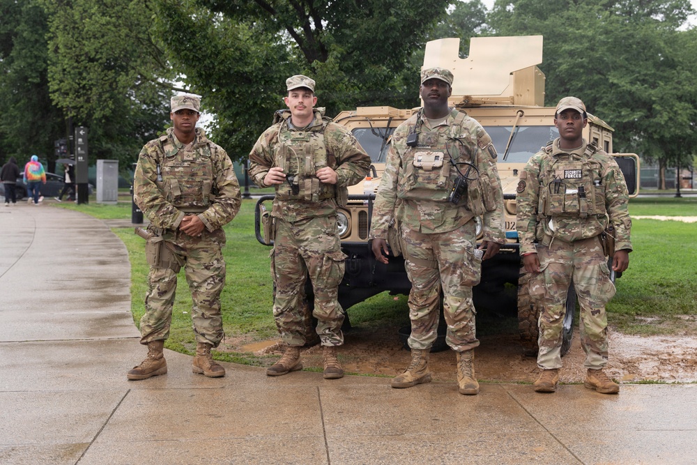 JTF-DC National Guardsmen Stage HMMWV near Lincoln Memorial