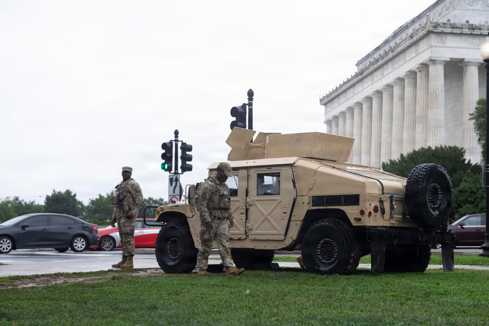 JTF-DC National Guardsmen Stage HMMWV near Lincoln Memorial