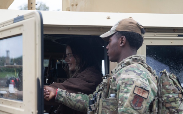 JTF-DC National Guardsmen Stage HMMWV near Lincoln Memorial