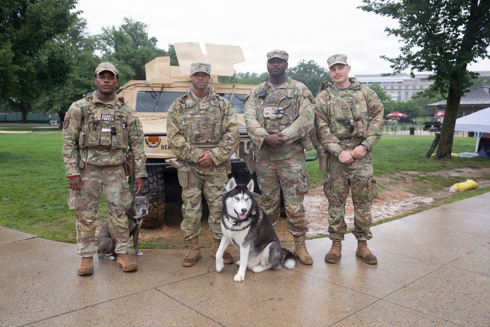JTF-DC National Guardsmen Stage HMMWV near Lincoln Memorial