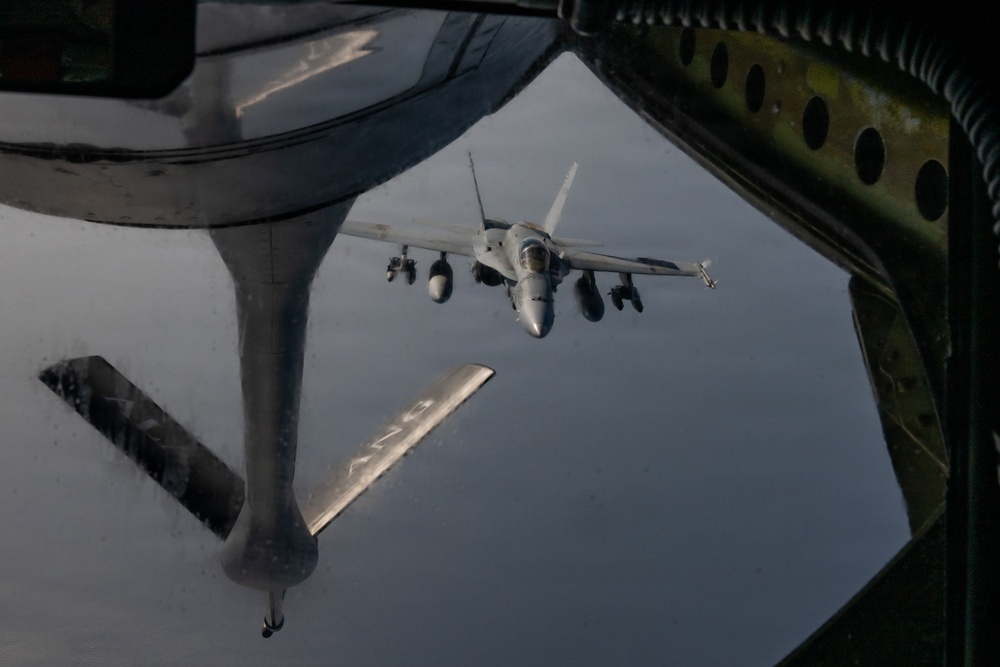 KC-135 refuels F-18