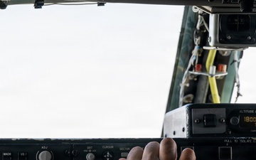 KC-135 refuels F-22s