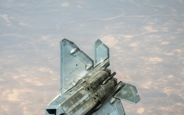 KC-135 refuels F-22s