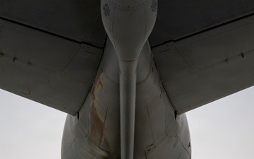 KC-135 Stratotanker refuels F-16 Fighting Falcon