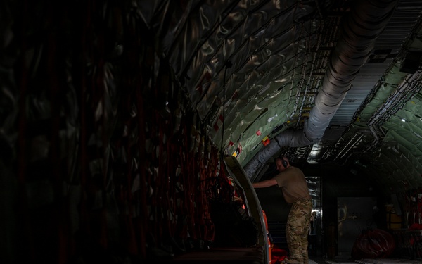 KC-135 Stratotanker refuels F-16 Fighting Falcon