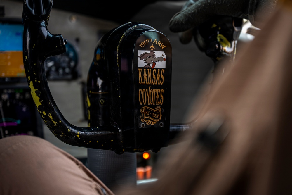 KC-135 Stratotanker refuels F-16 Fighting Falcon