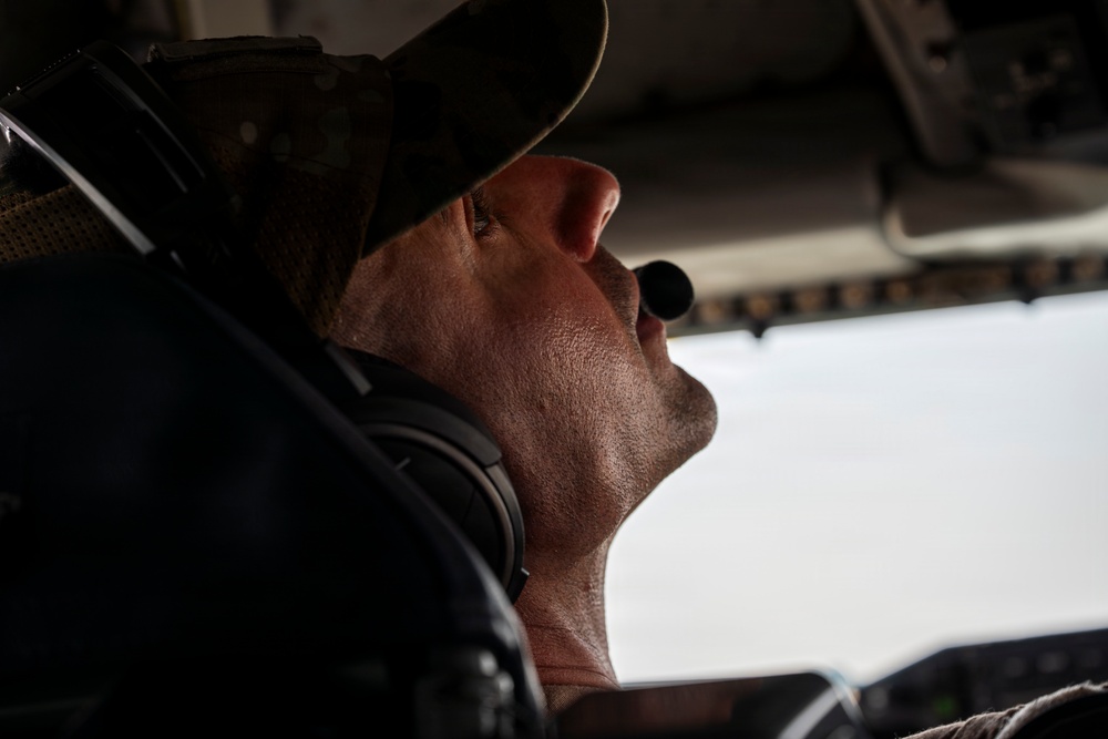 KC-135 Stratotanker refuels F-16 Fighting Falcon