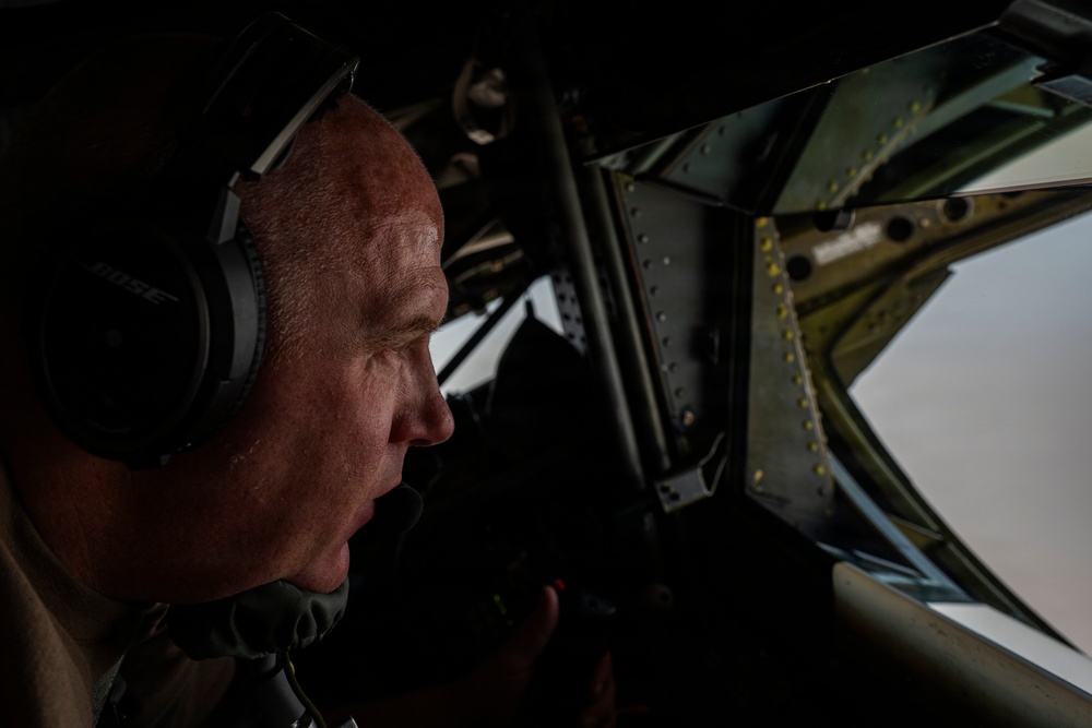 KC-135 Stratotanker refuels F-16 Fighting Falcon