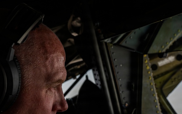 KC-135 Stratotanker refuels F-16 Fighting Falcon