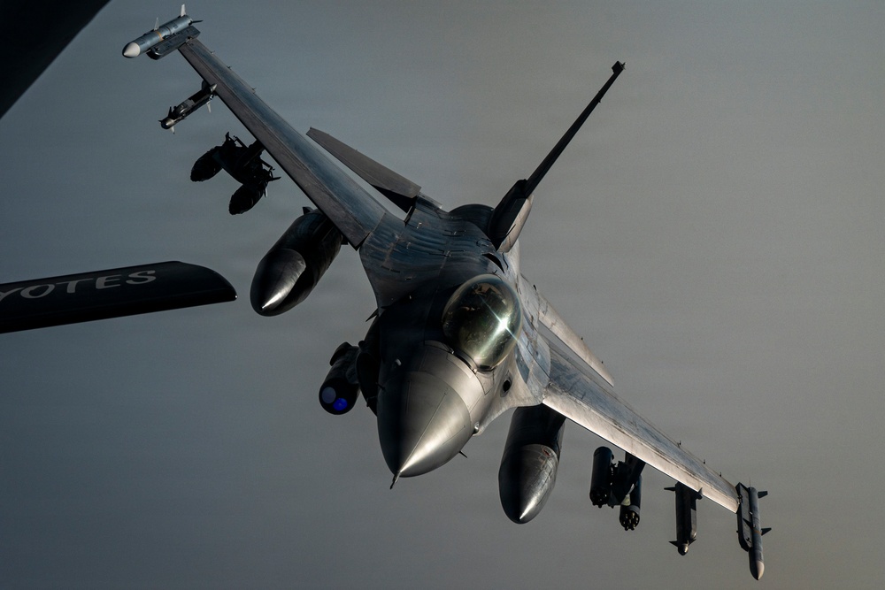 KC-135 Stratotanker refuels F-16 Fighting Falcon
