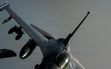 KC-135 Stratotanker refuels F-16 Fighting Falcon