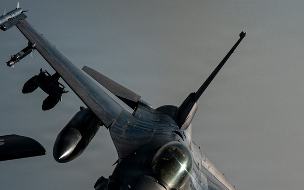 KC-135 Stratotanker refuels F-16 Fighting Falcon