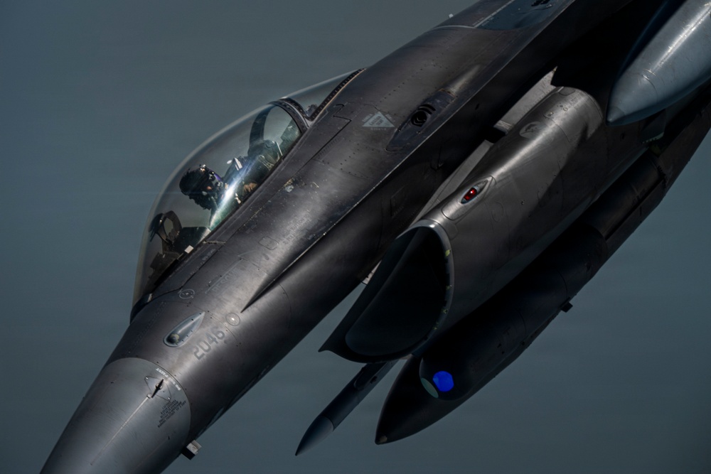 KC-135 Stratotanker refuels F-16 Fighting Falcon