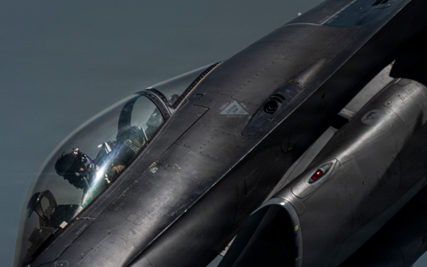 KC-135 Stratotanker refuels F-16 Fighting Falcon
