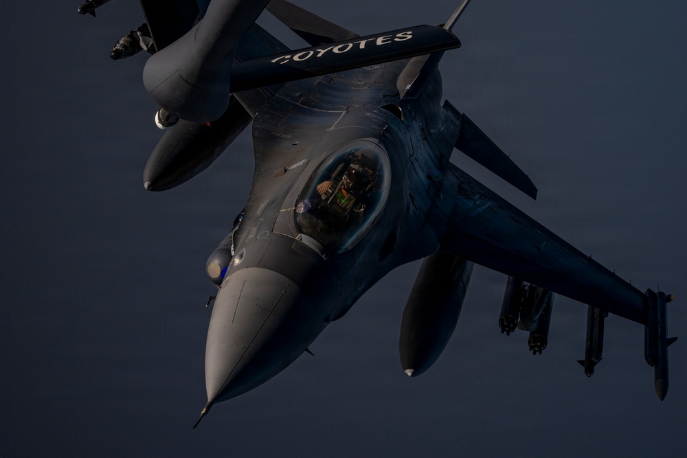 KC-135 Stratotanker refuels F-16 Fighting Falcon