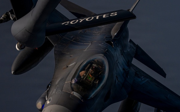 KC-135 Stratotanker refuels F-16 Fighting Falcon
