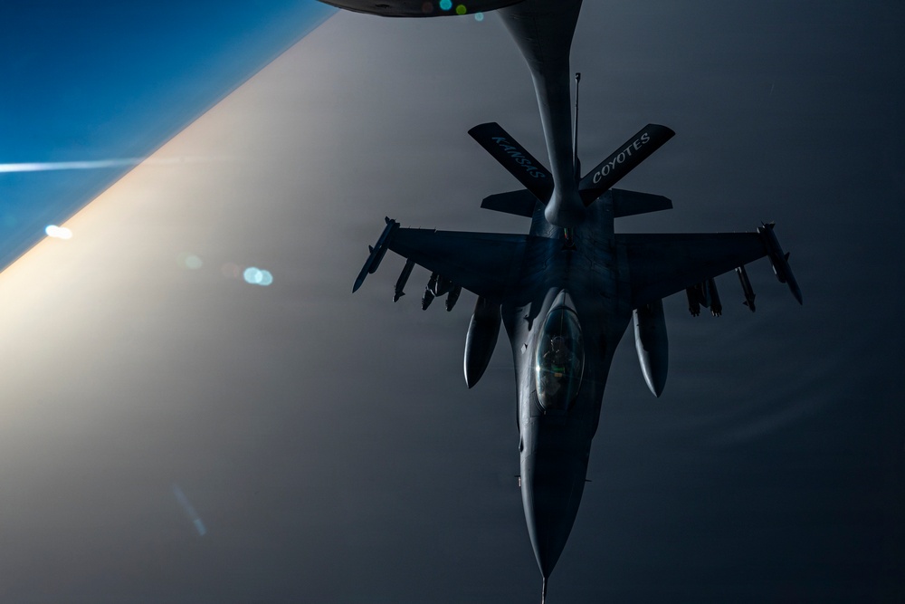 KC-135 Stratotanker refuels F-16 Fighting Falcon