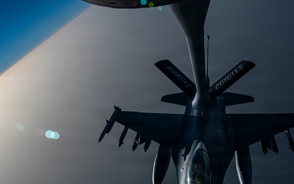 KC-135 Stratotanker refuels F-16 Fighting Falcon