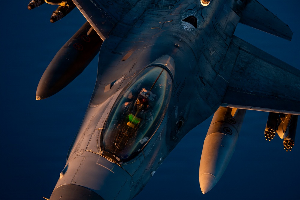 KC-135 Stratotanker refuels F-16 Fighting Falcon