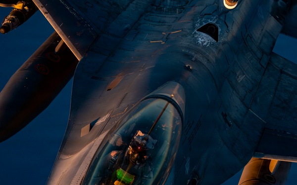 KC-135 Stratotanker refuels F-16 Fighting Falcon