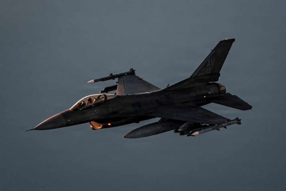 KC-135 Stratotanker refuels F-16 Fighting Falcon