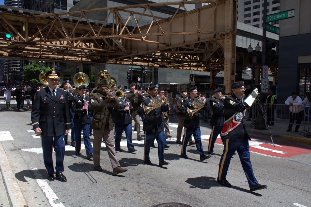 Illinois National Guard Honors Veterans During Chicago Memorial Day Parade