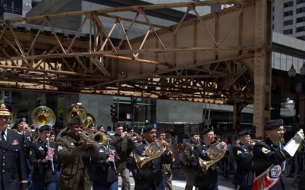 Illinois National Guard Honors Veterans During Chicago Memorial Day Parade